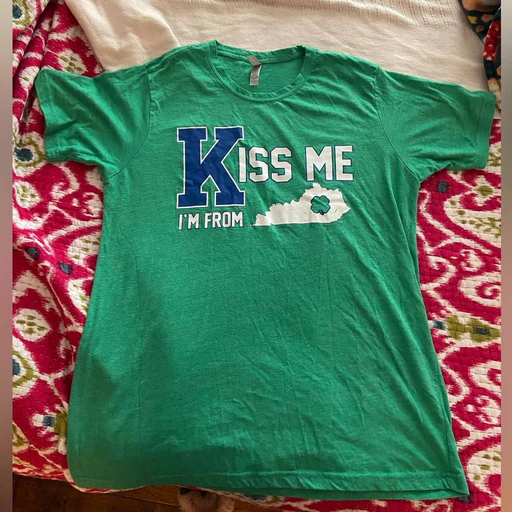 Kiss Me I’m From Kentucky Tee 💚 Size Large